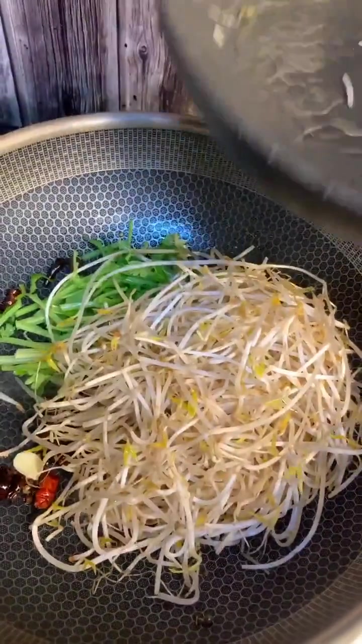 经典川菜水煮肉片做法,肉片腌制及火候要点