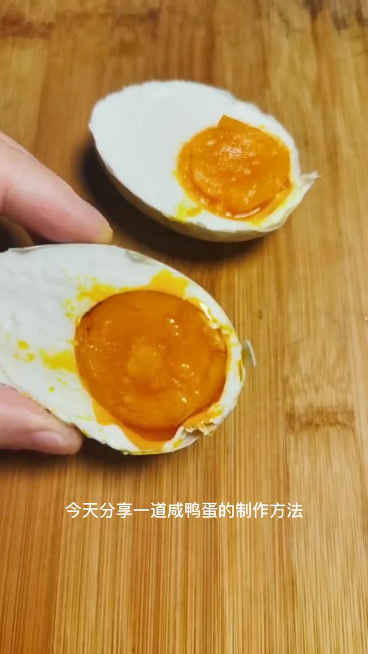 咸鸭蛋这样做，个个翻沙流油