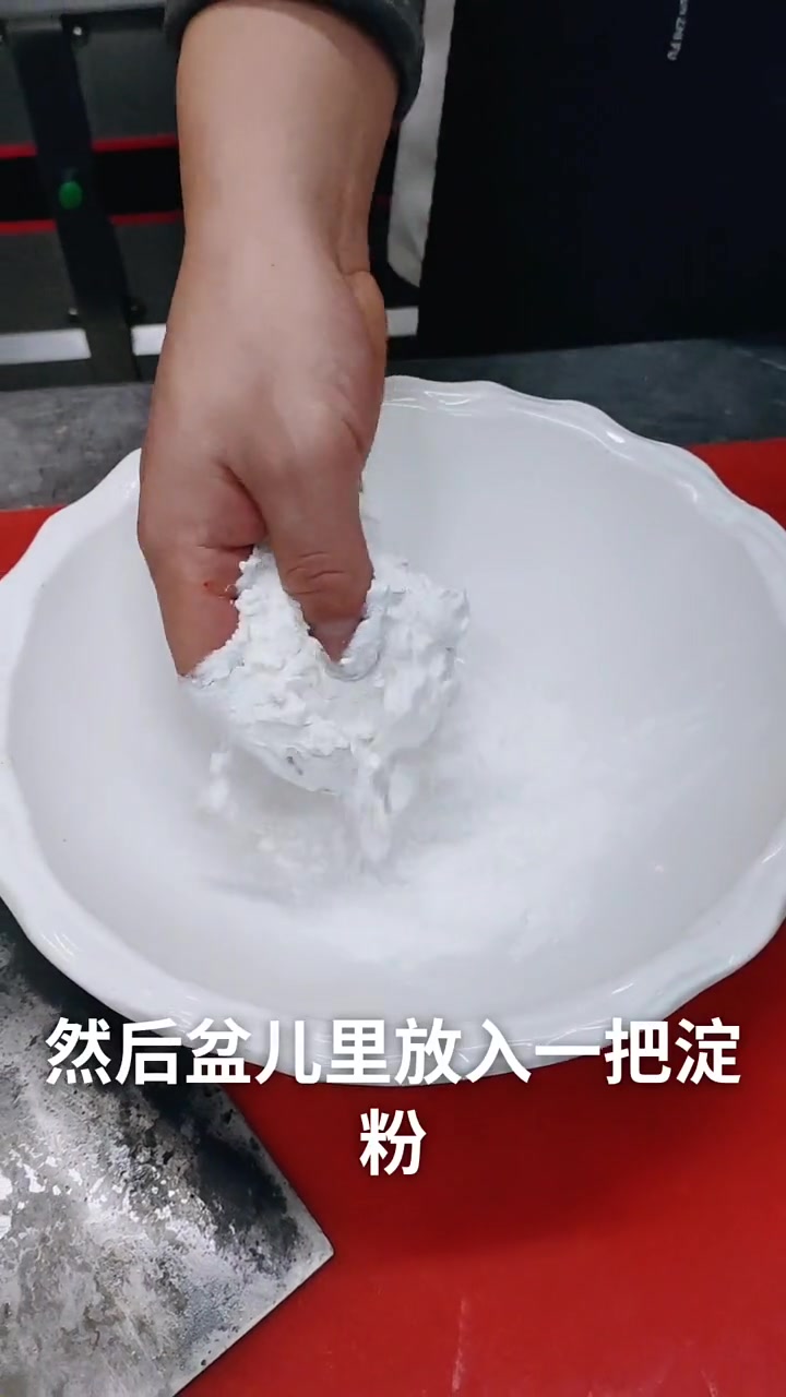 老铁们要的网红菜,来给大家揭秘。做菜感言:看可以,吃的话自己想。感谢大家的支持!