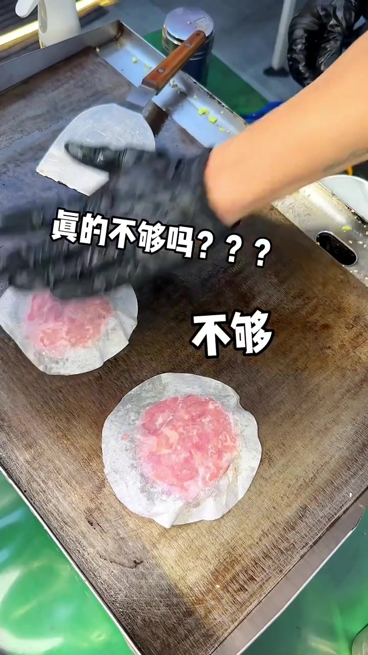 温州街头偶遇18寸大大大大大汉堡泰酷辣！真的很好吃耶~面包胚是松软有劲道的！肉肉也很香~