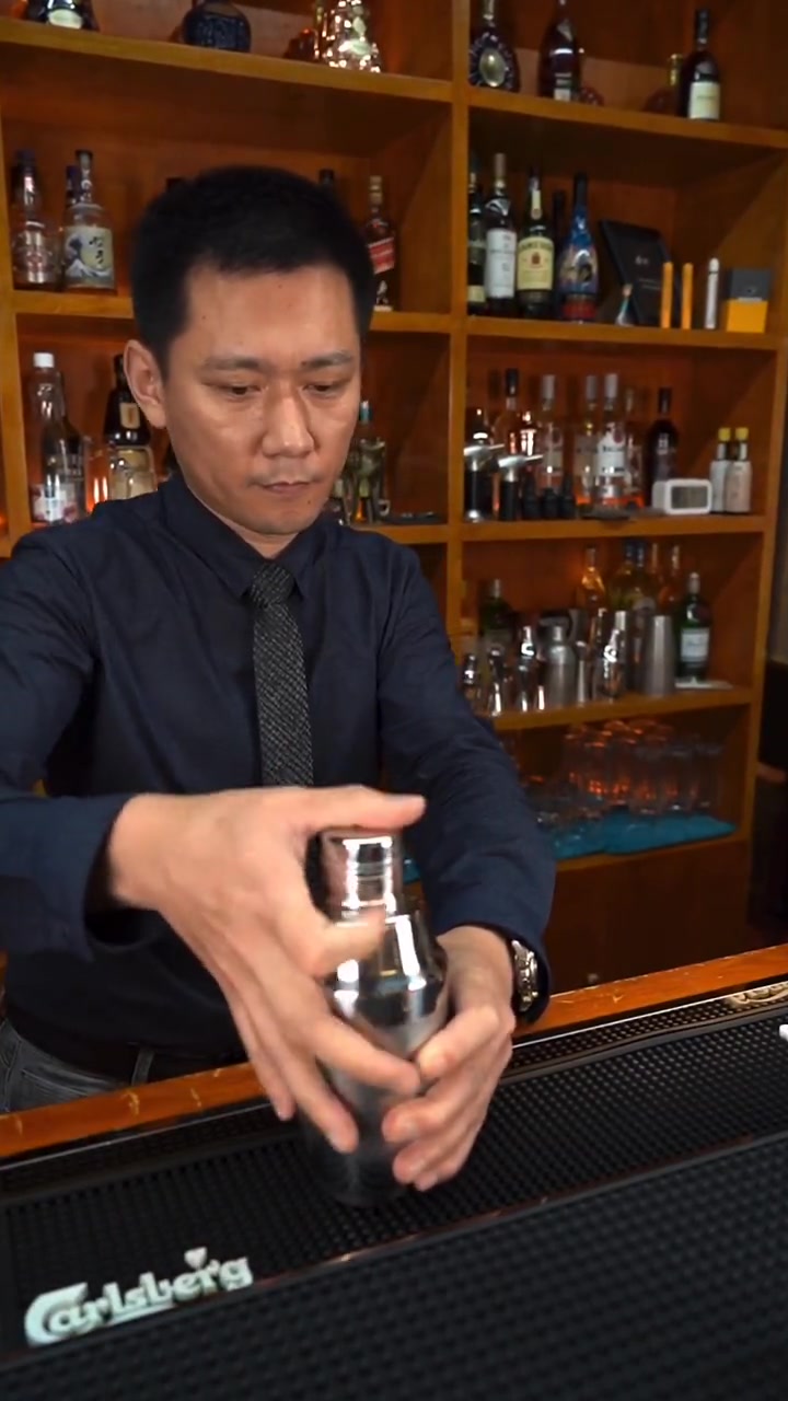 一杯南美风格的家庭款鸡尾酒：金酒、西柚、功能饮料、柠檬汁，清凉爽口帮你消除夏日的炎热