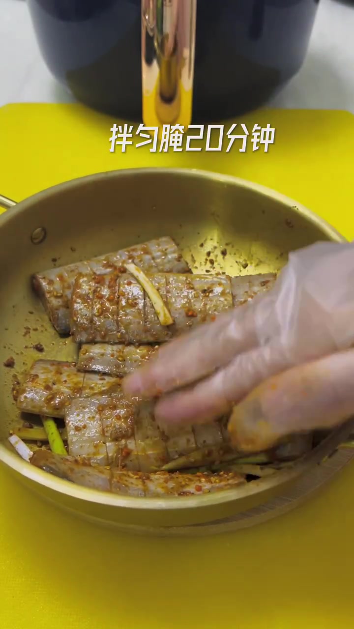 烧烤带鱼做法简单,外皮焦香,里面鱼肉鲜嫩