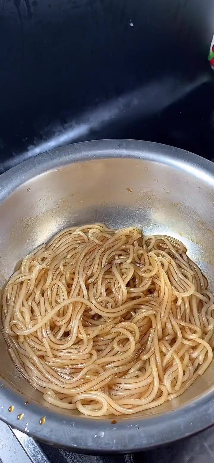 在家这样做芹菜炒粉条翠绿不坨超好吃!