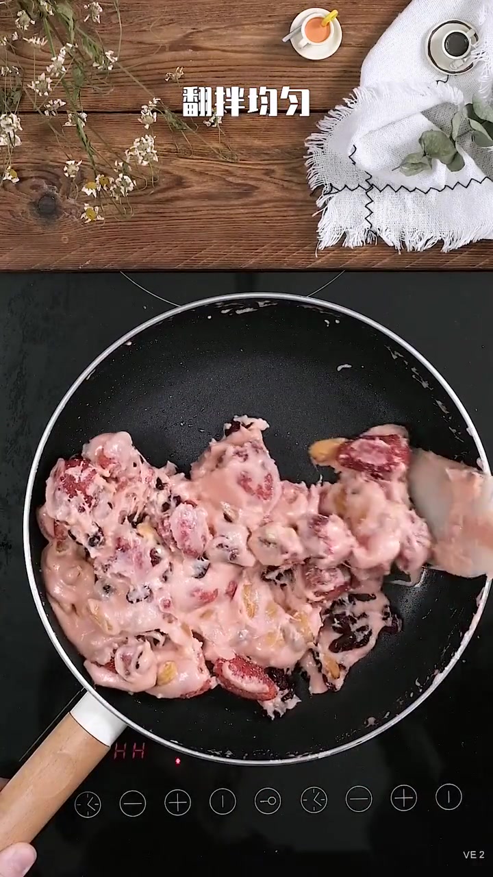 草莓鲜奶牛轧糖