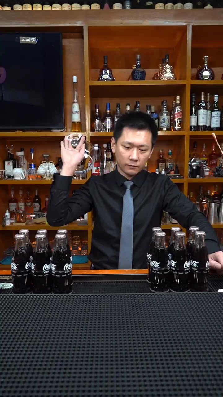 可乐桶:调酒师表演花式开瓶,调制当下最火的威士忌+可乐