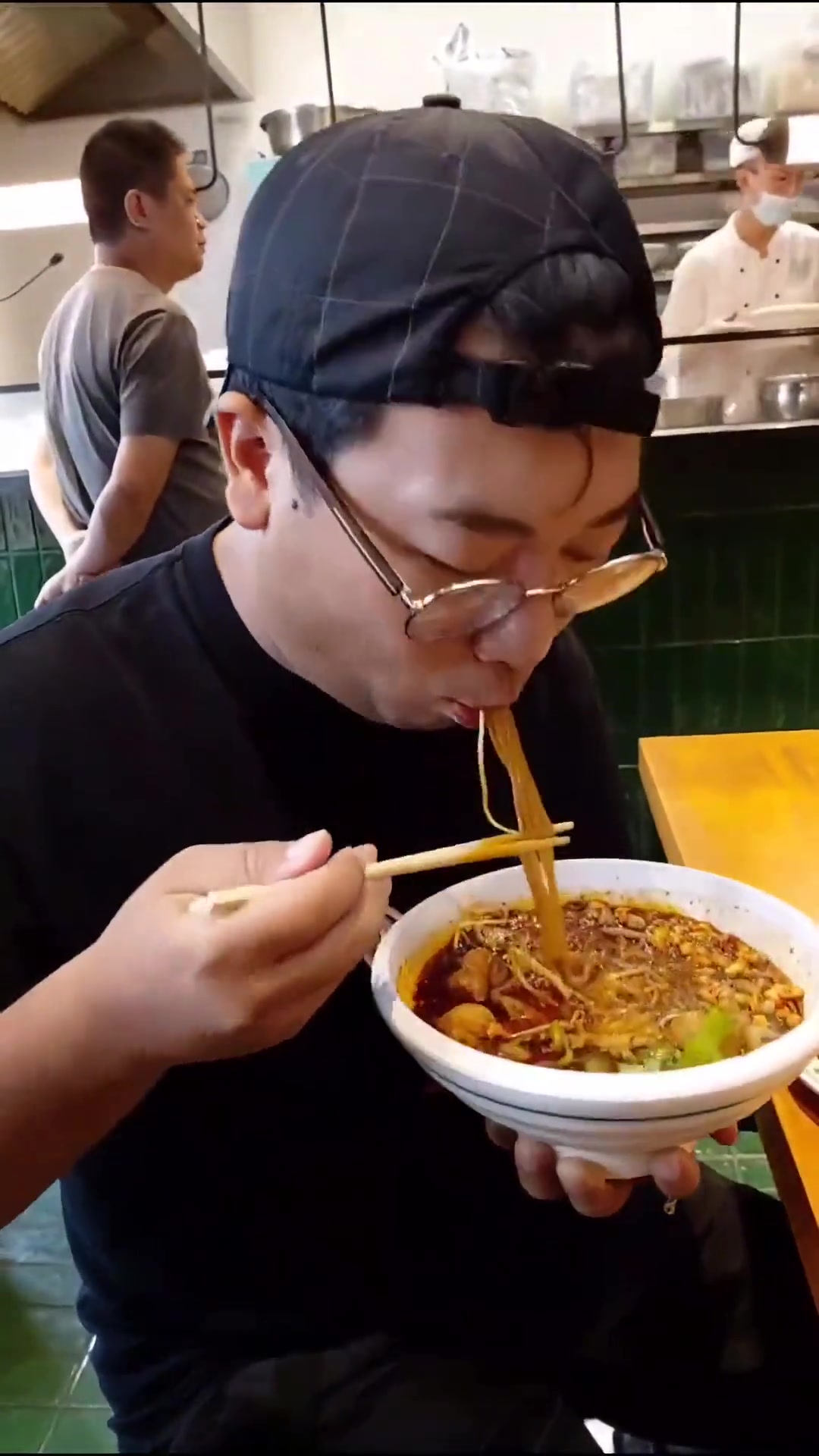 成都标志性美食肥肠粉,油辣烫这早餐太硬了