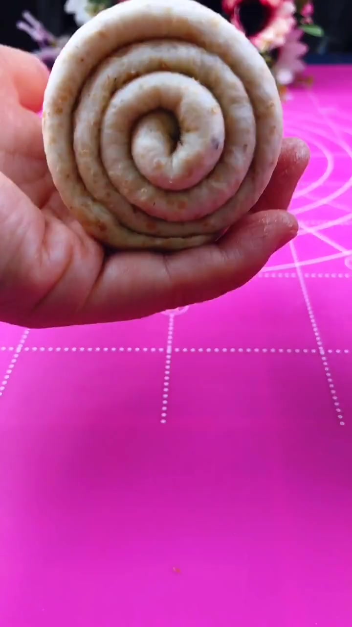 全麦酸奶吐司的食材和用量高筋面粉160克全麦粉160克酸奶180克酵母5克盐3克蛋白60克