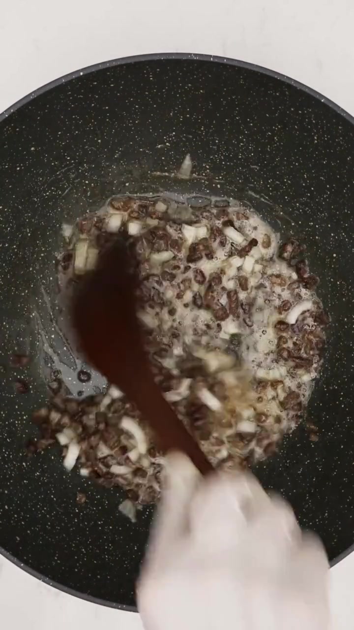 佰食果夫妻俩日常榨菜蛋炒饭,试试用榨菜炒碗米饭吧,简单易做又美味!