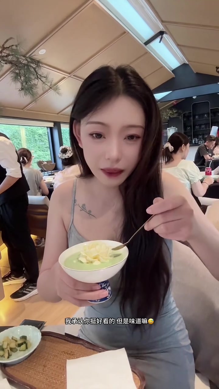 周末，两人相约船上共进晚餐，欣赏美景拍照留念