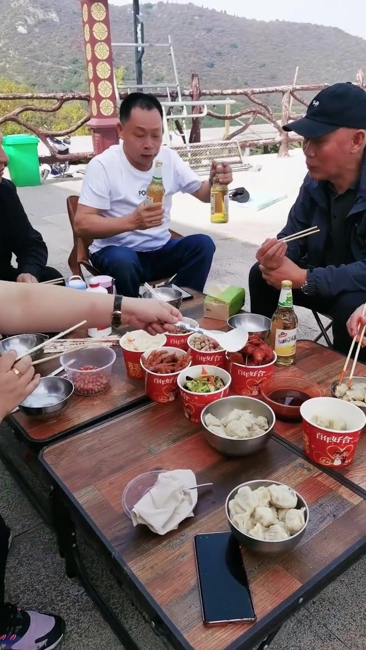 一帮好姐妹一起野外吃饺子了……