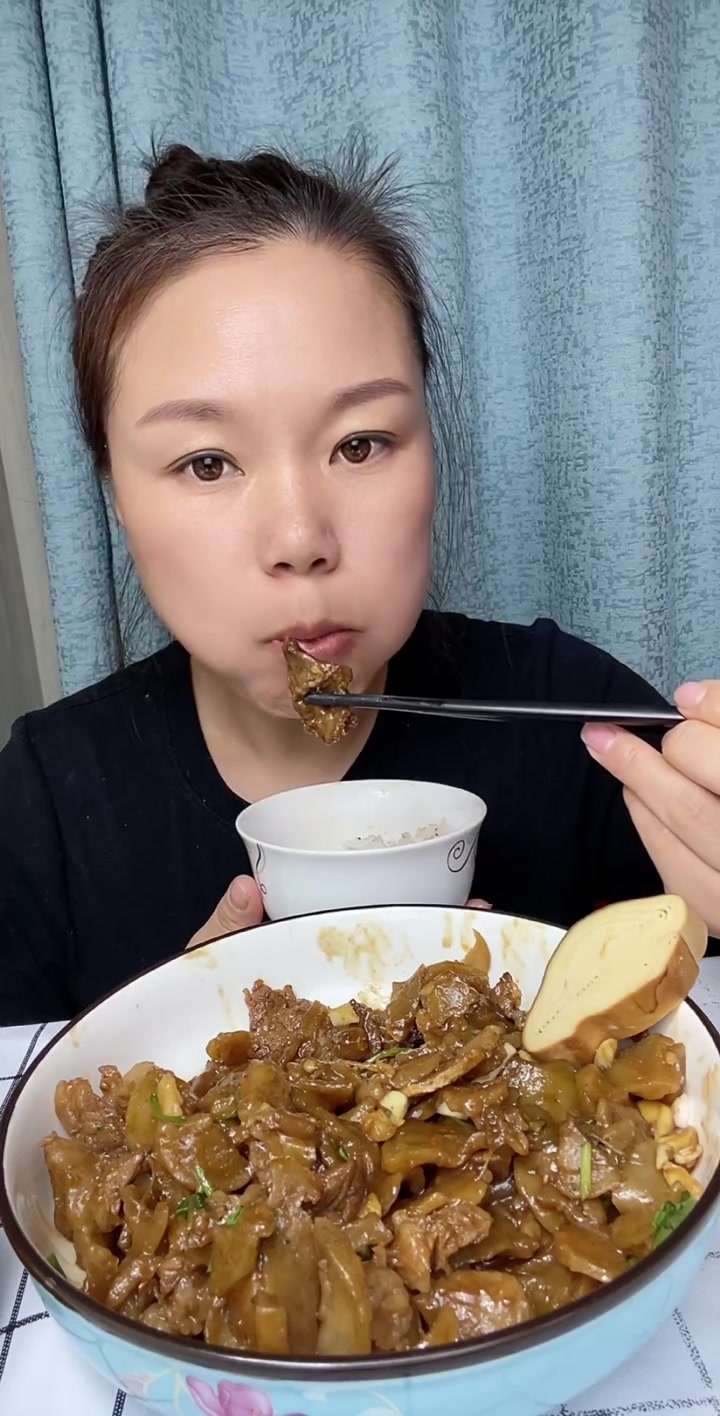 吃饭扣麻辣美豆腐牛肉土豆干超香