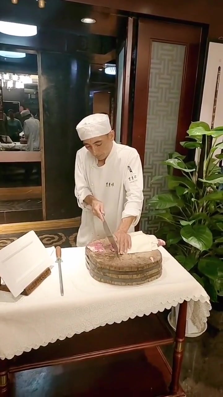 老北京东来顺,炙子烤肉等讲究手切鲜羊肉成非遗