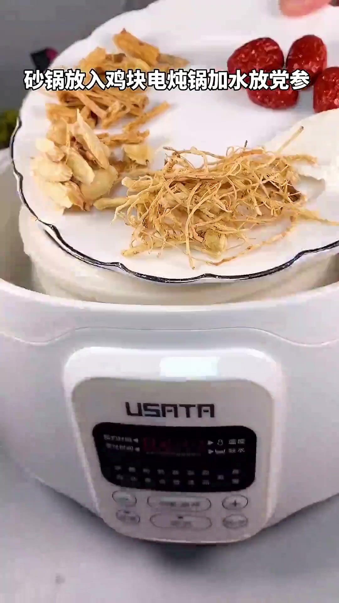 电炖锅炖汤营养足,肉嫩汤鲜