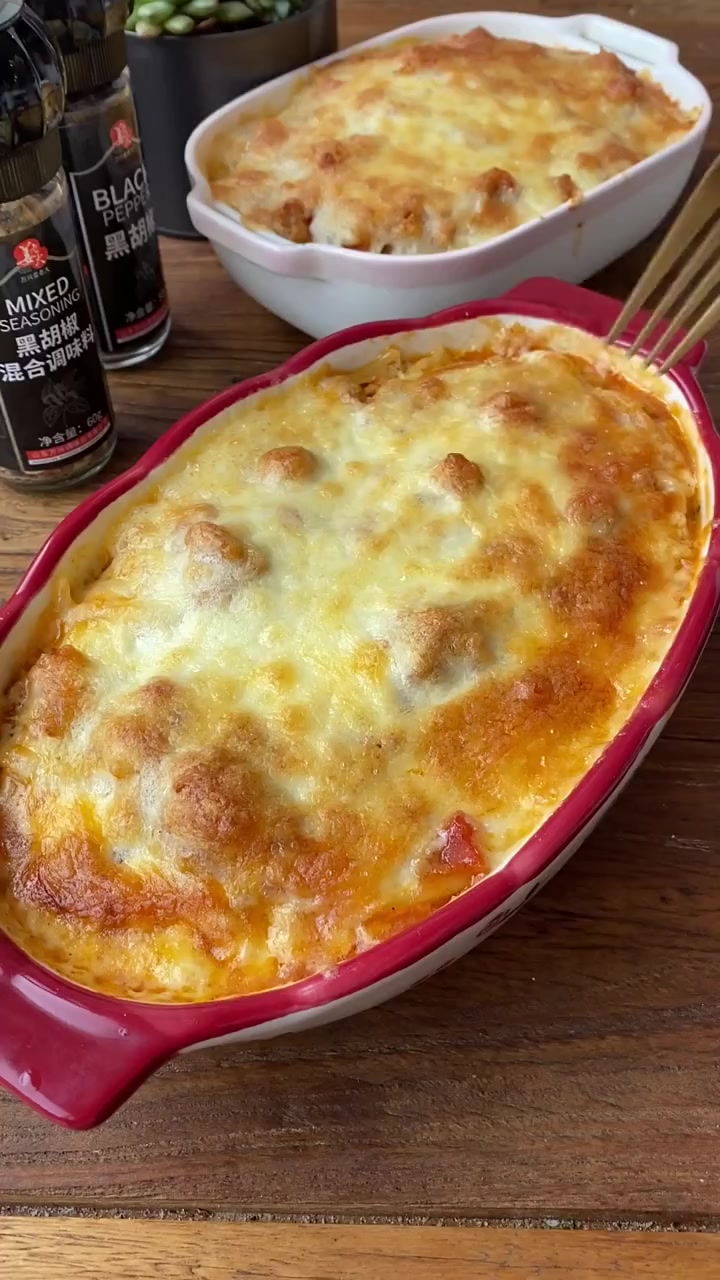 芝士焗番茄肉酱意面，黑胡椒混合调料是灵魂