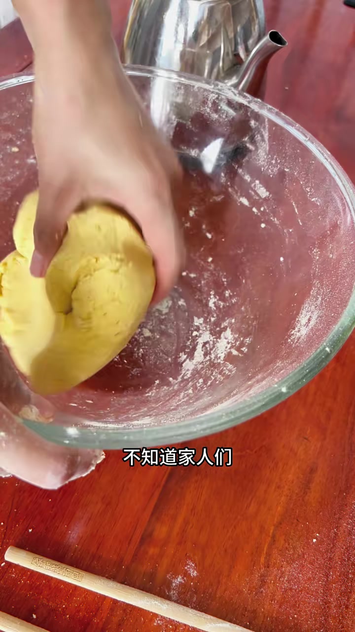 小时候的味道，小鱼焖咸菜，河北保定的老乡应该都吃过吧！院里阿姨说第一次见这吃法……