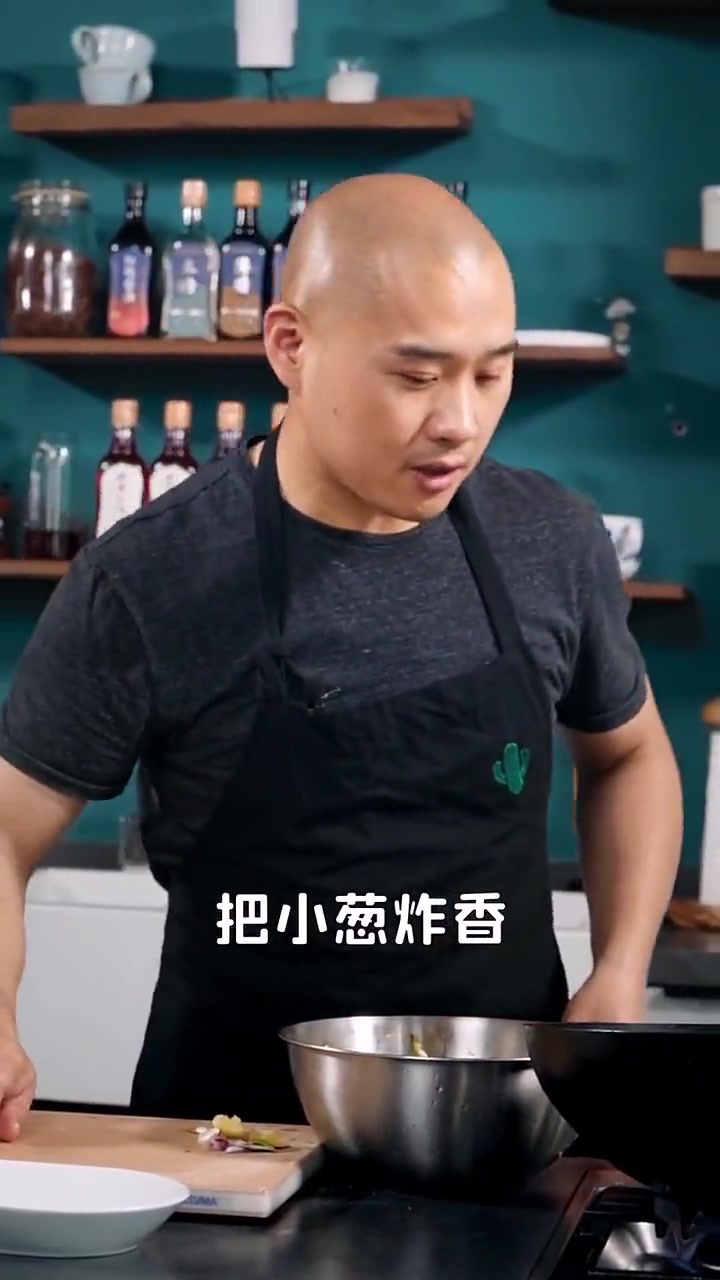 嫩香可口的槐花炒鸡蛋做法,简单又营养!