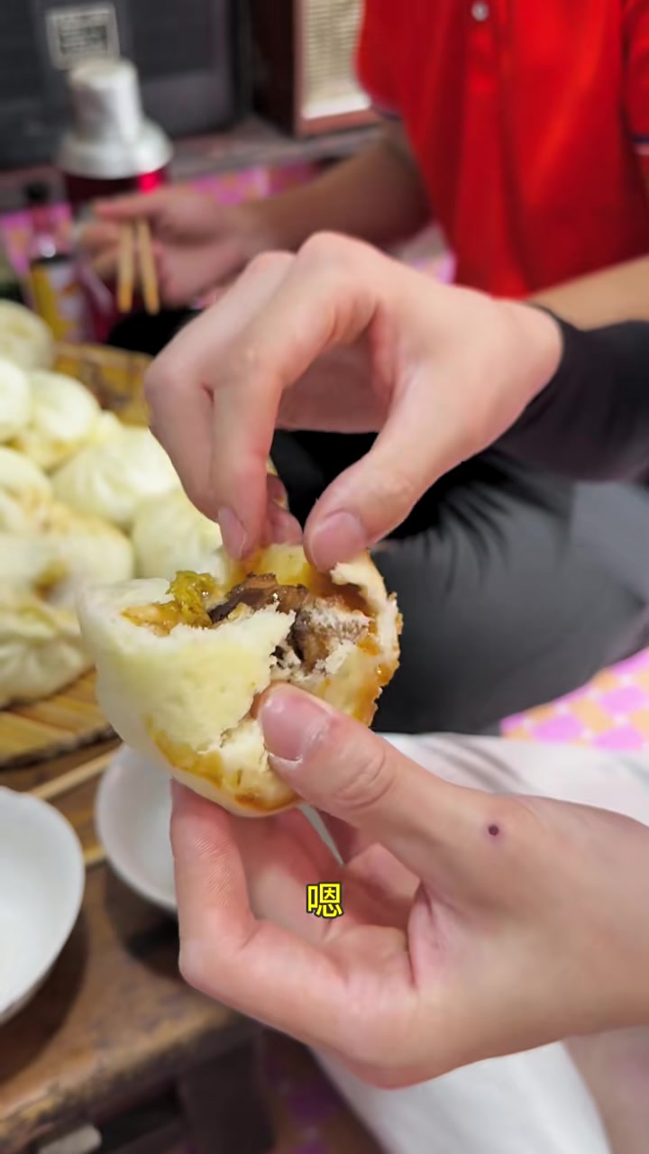 今天吃个排骨馅大包子,太香了!