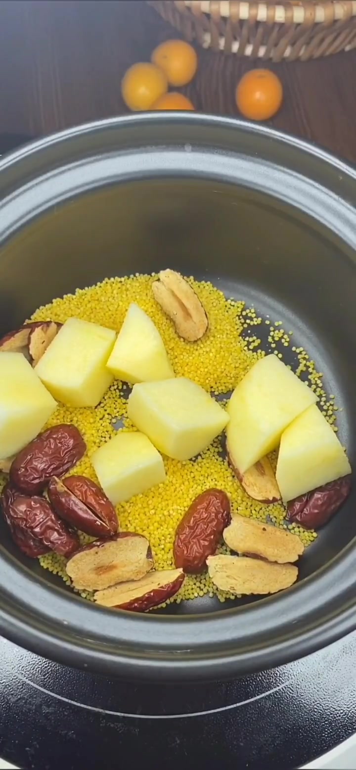 每天一碗小米苹果粥,补血益气,小脸红扑扑