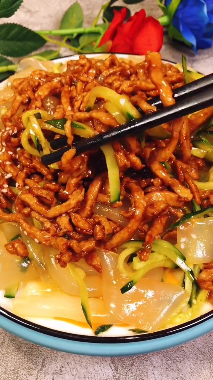 你们要的的肉丝拉皮来啦，老好吃了