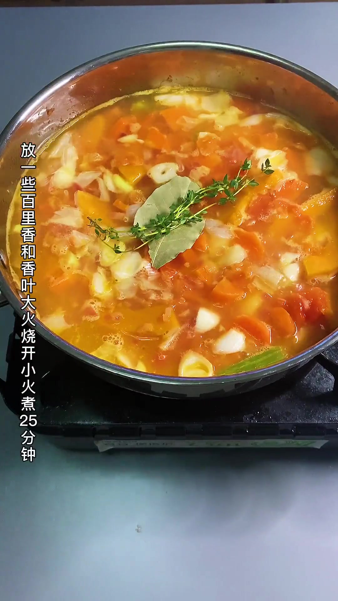 哈喽～我是你的西餐老实彼得潘今天给大家带来一道法国最常见的蔬菜蓉汤,营养简单美味