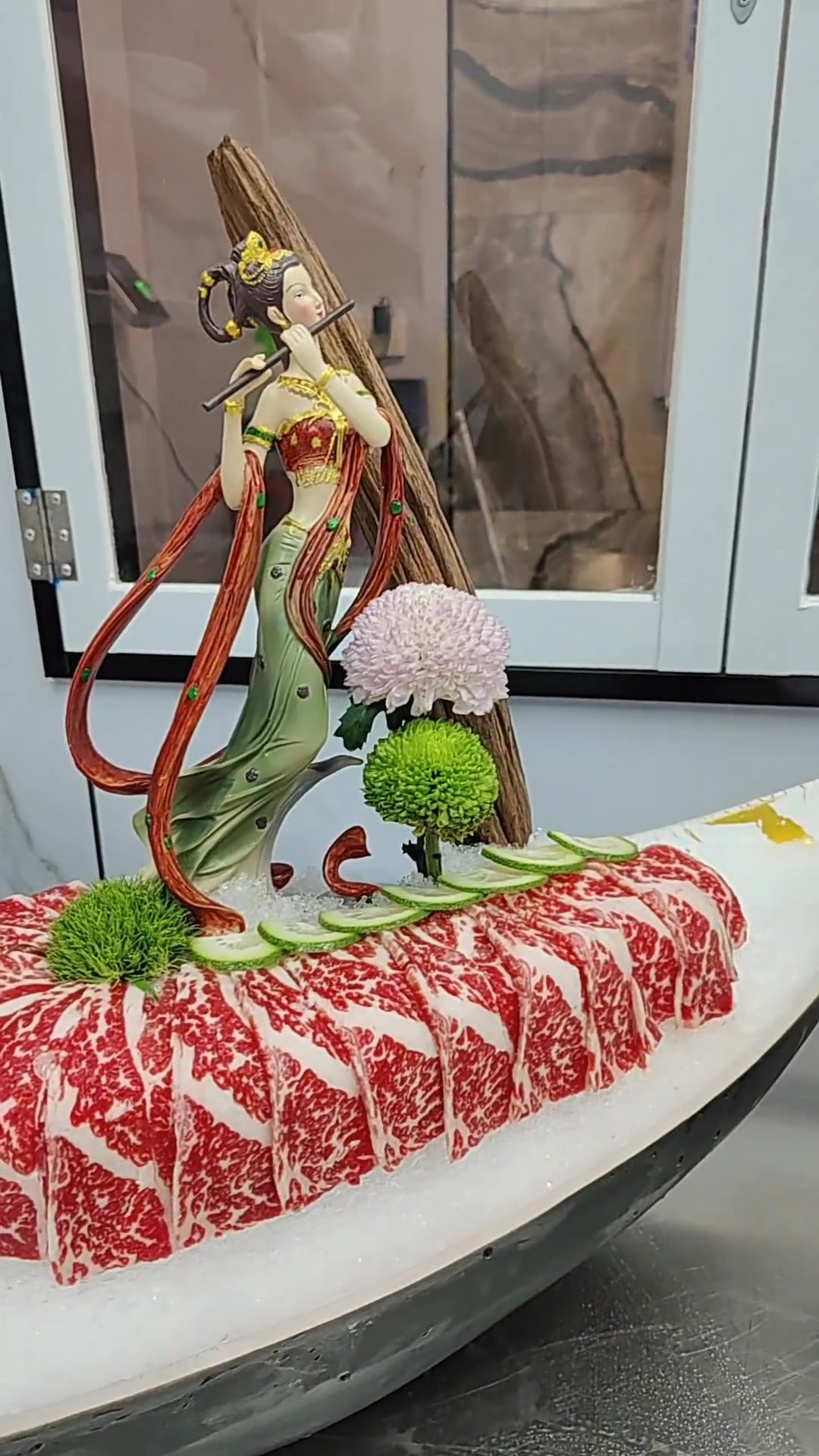 店里凉菜雪花牛肉造型超漂亮还有别致虾造型