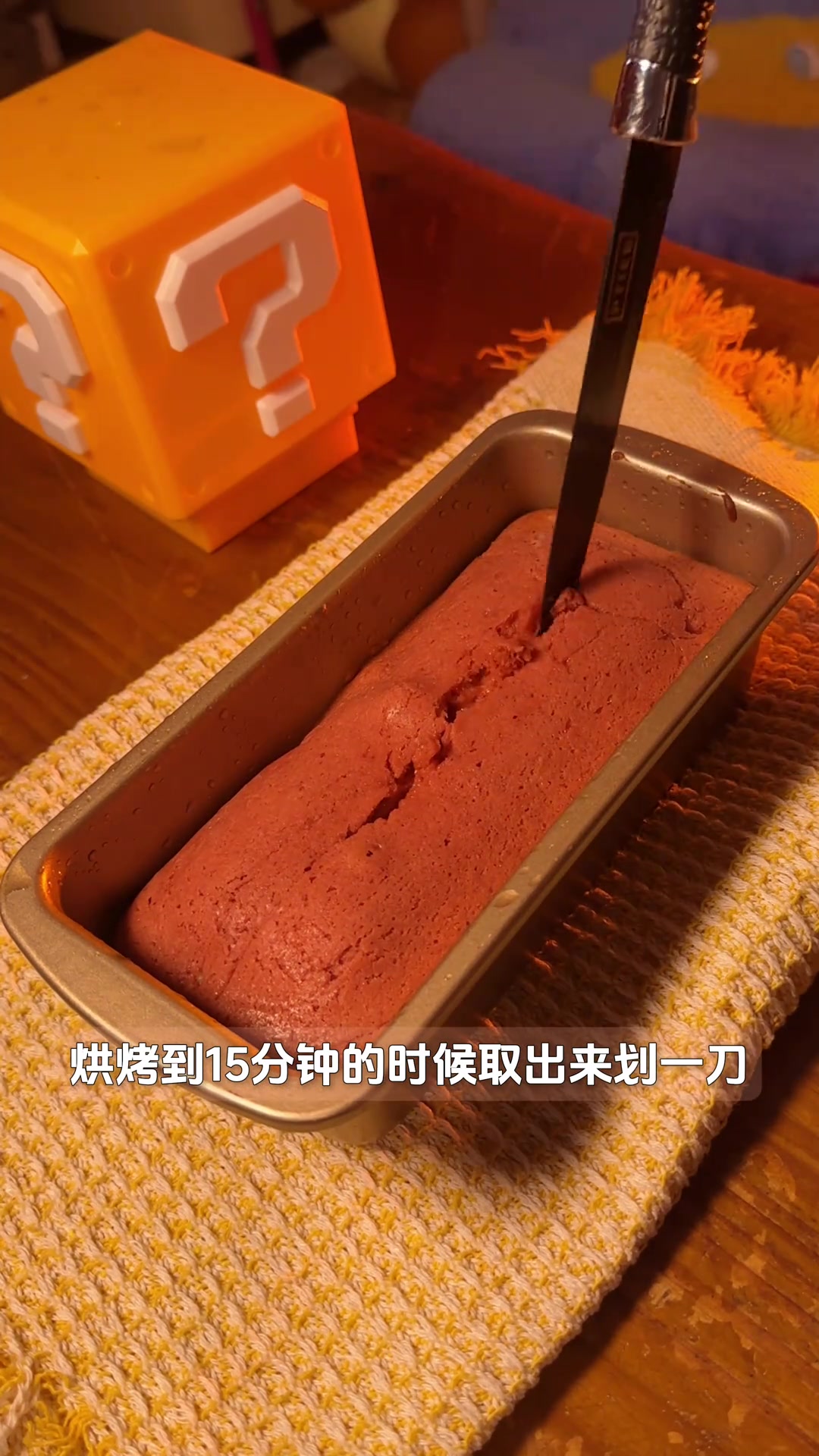 春日磅蛋糕酸甜的草莓搭配着清香的绿茶红配绿的色彩搭配跟春日适配度拉满!快做一份专属于春天的