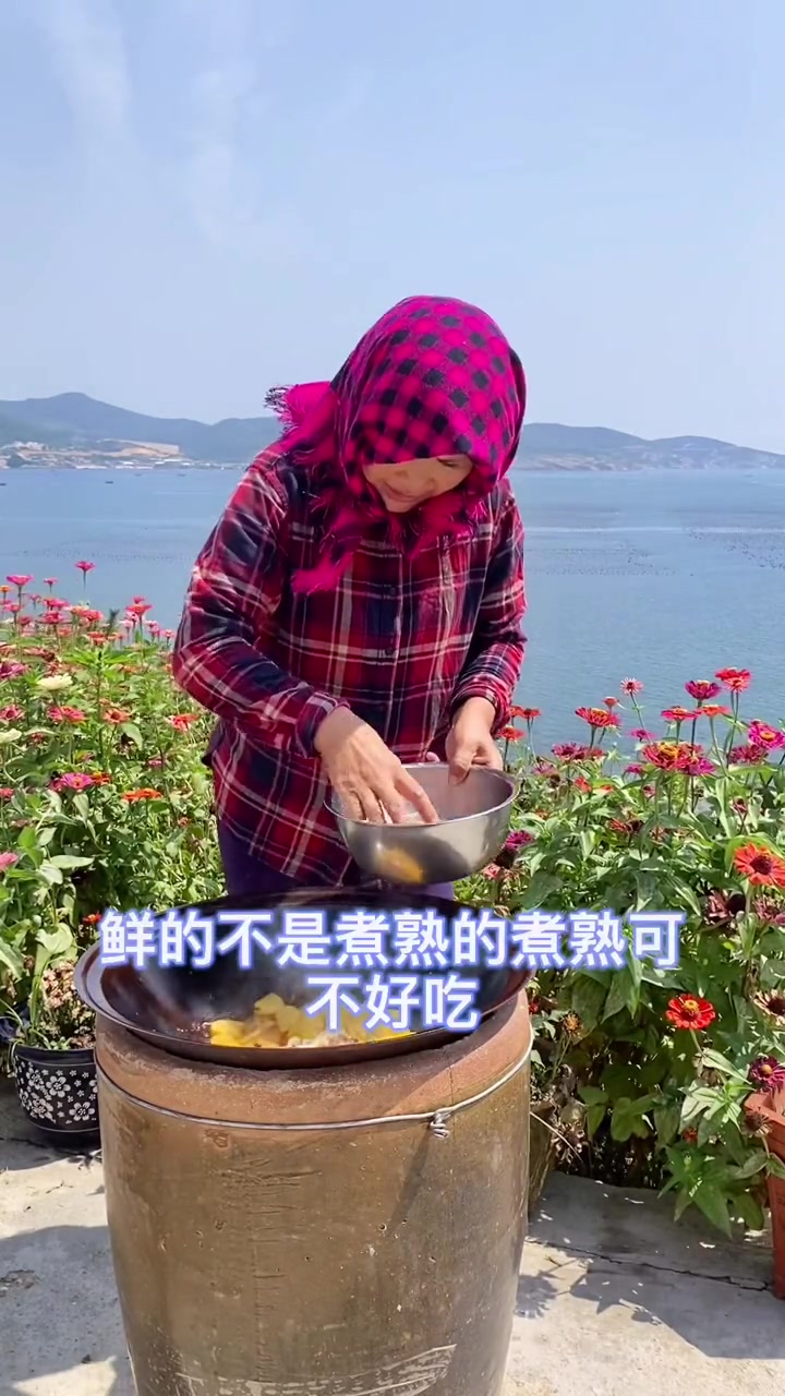 土豆快炖烂了放海虹，海虹八分熟放尖椒非常好吃的一道菜！