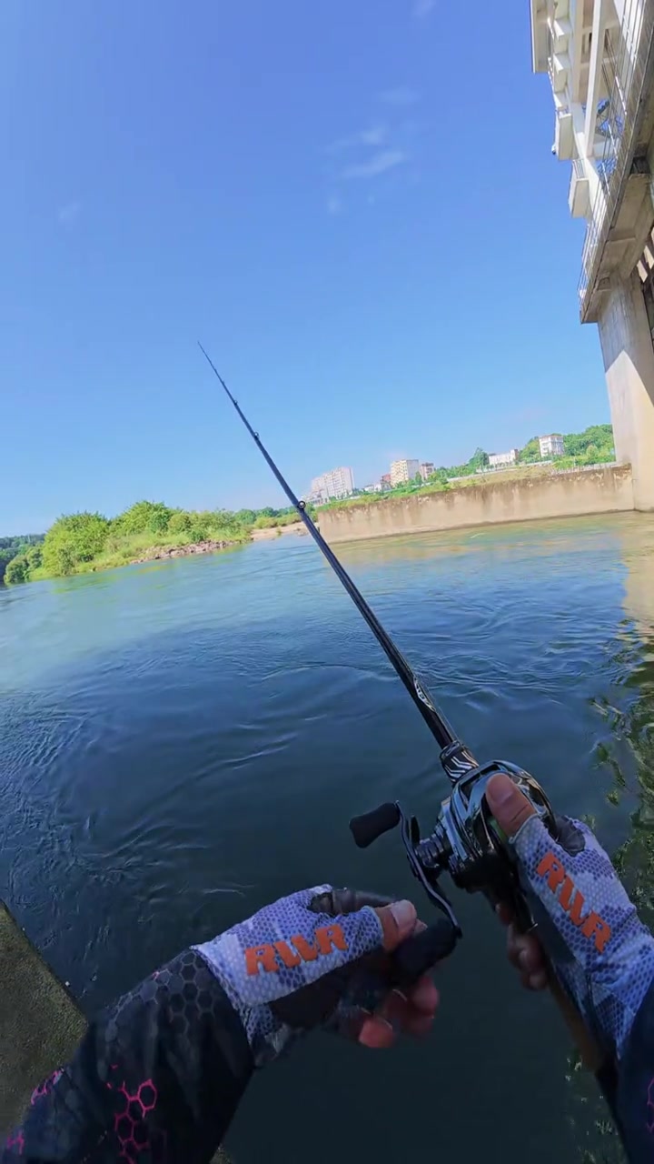 电站急流路亚鳜鱼思路,找缓流回湾结构处,剩下的交给卡罗