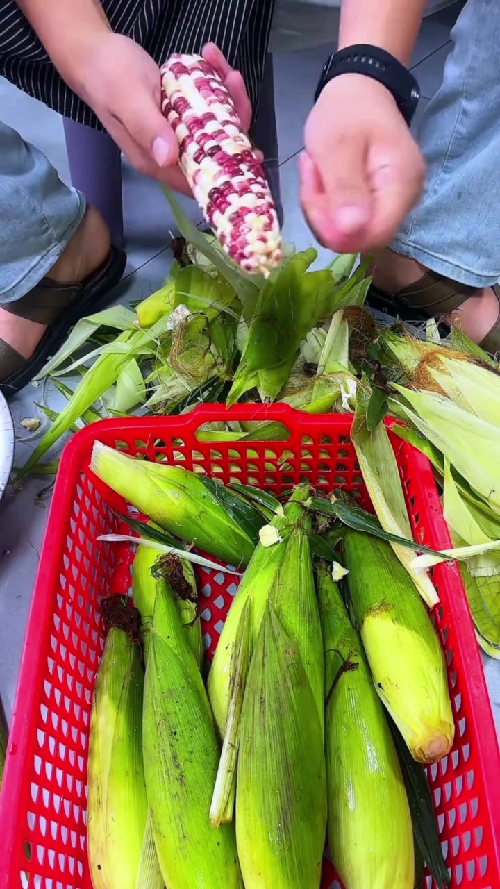 今天给孩子们做一道新菜，玉米粉蒸肉，软软糯糯的，孩子们超爱吃