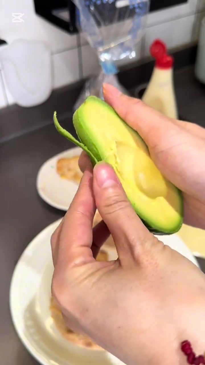 欢迎收看香港师奶的日常:今天早餐继续「麦芬鸡扒牛油果汉堡」+咖啡