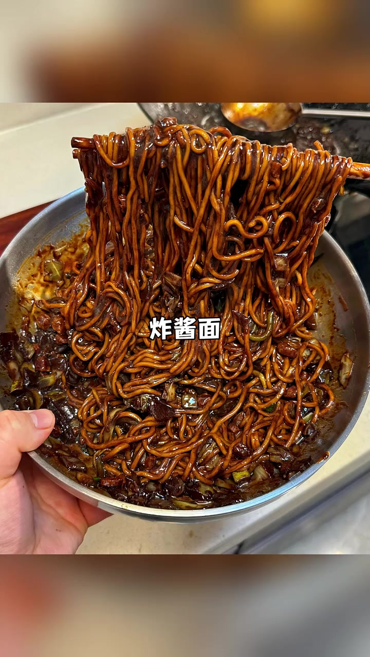 黏黏糊糊的拌面，香到起飞，这个炸酱面就很适合追剧的时候吃！