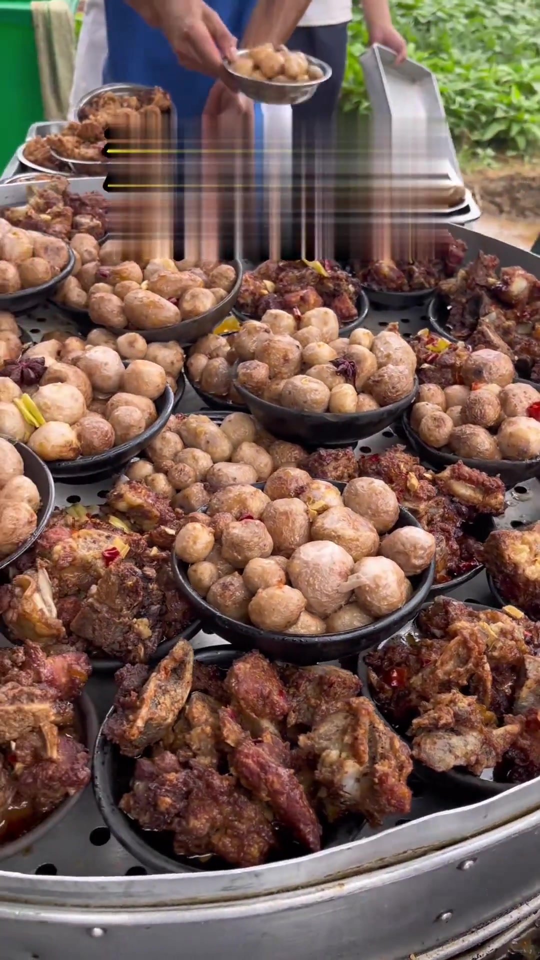 有机会一定要来襄阳吃回大碗席,凉菜,热菜,蒸菜,一共28个左右,十人一桌,第一盘菜上的是豆