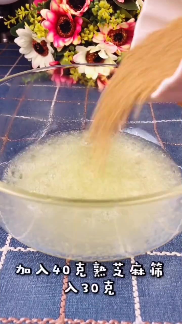 芝麻饼干的食材和用量蛋白80克白砂糖25克低筋面粉30克熟芝麻40克玉米油30克放烤箱中层