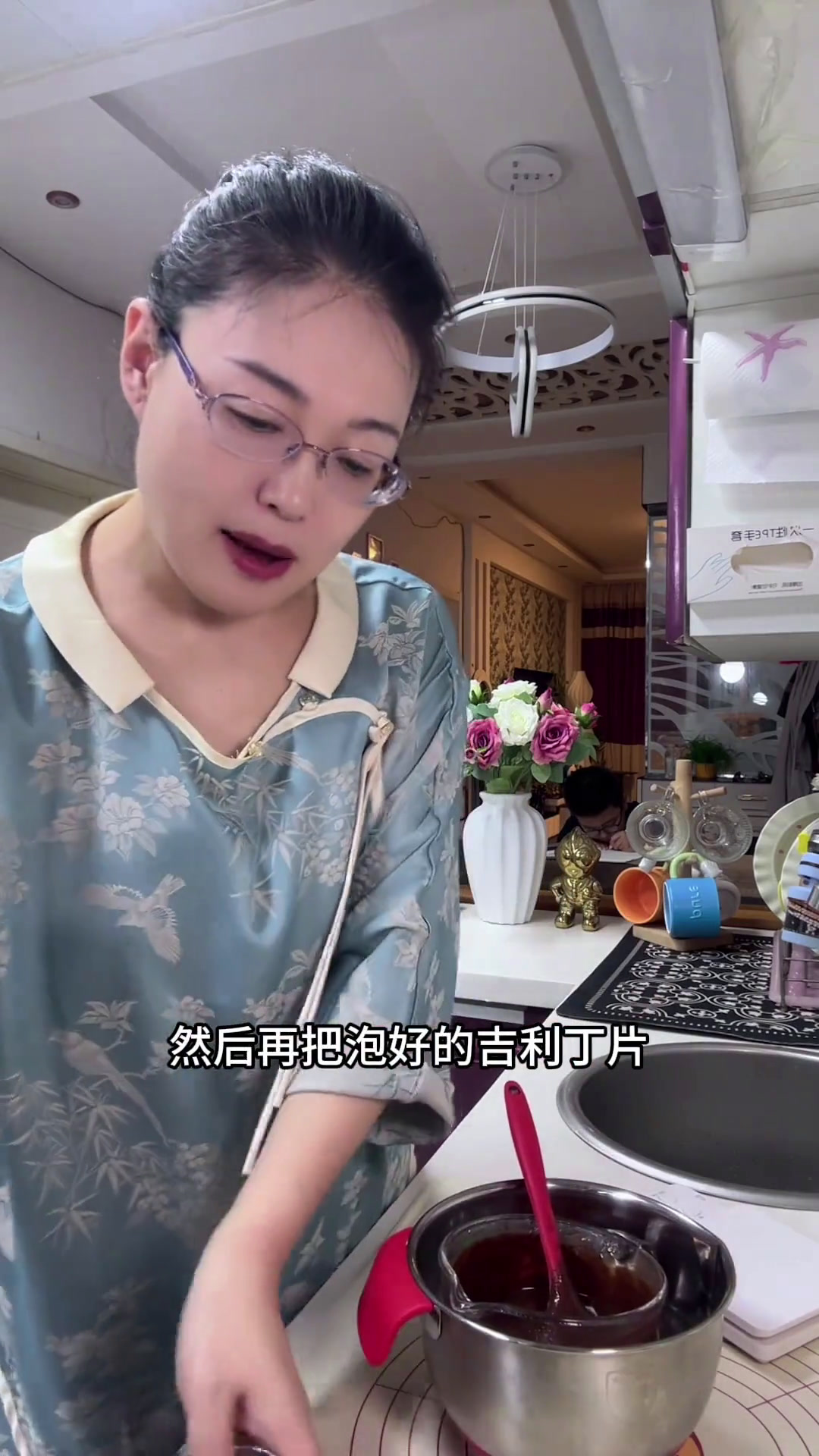 不用烤箱,不用打发奶油,自己在家做巧克力慕斯蛋糕!