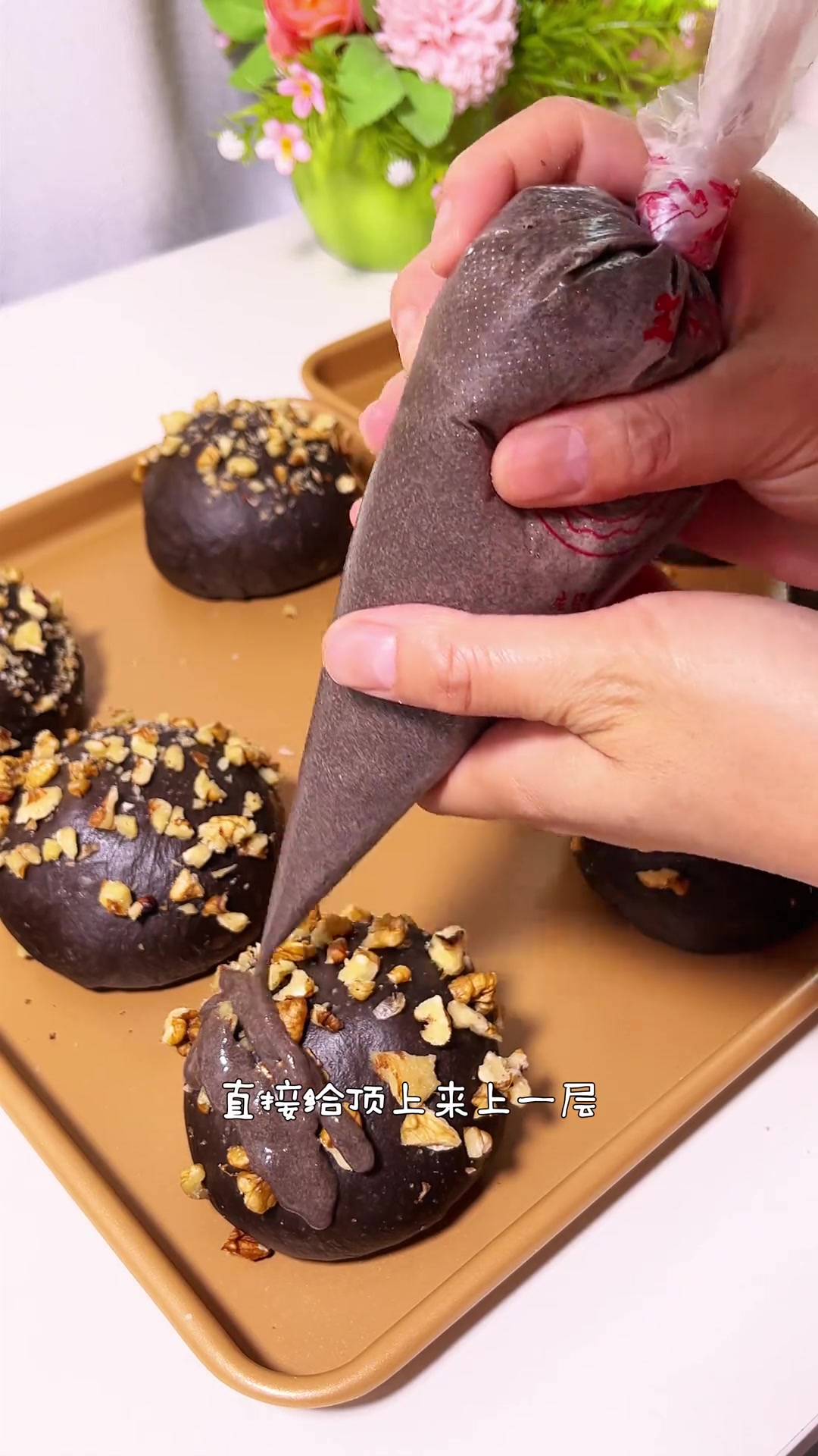 超爱黑金开心果马里奥面包,酥软夹心太香啦!