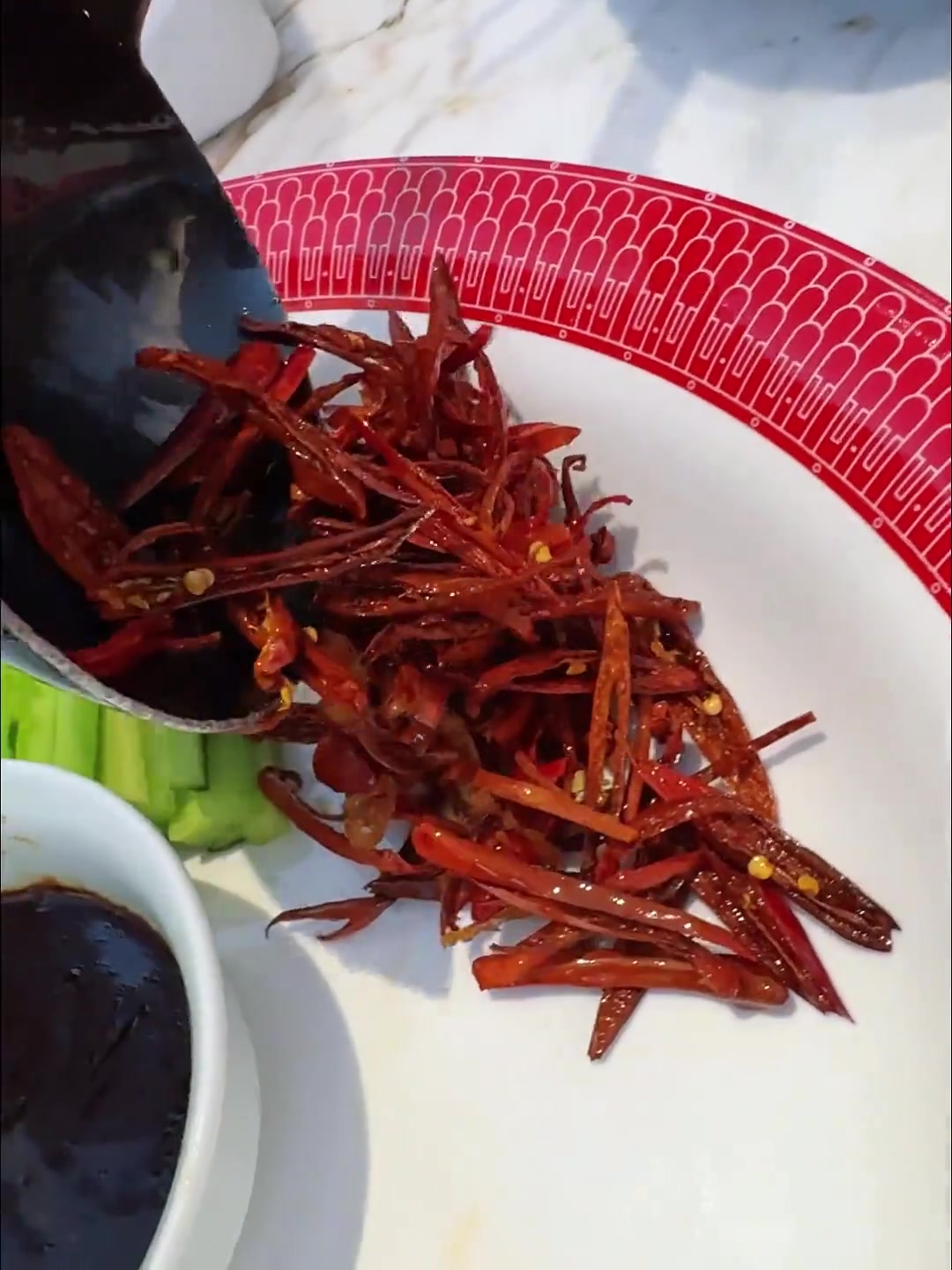 今天请陈进长老师现场指导一下炸宋都紫酥肉,又称赛烤鸭!吃着真是得发