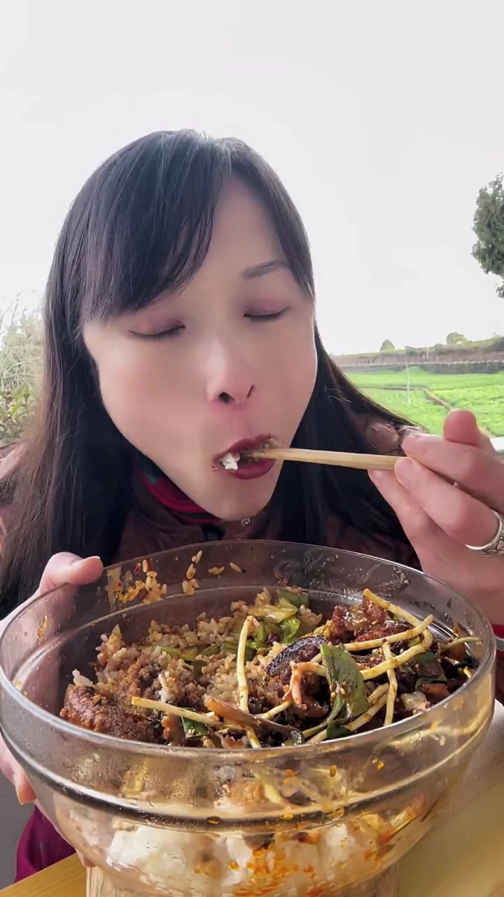 今日盖饭有粉蒸肉和回锅肉
