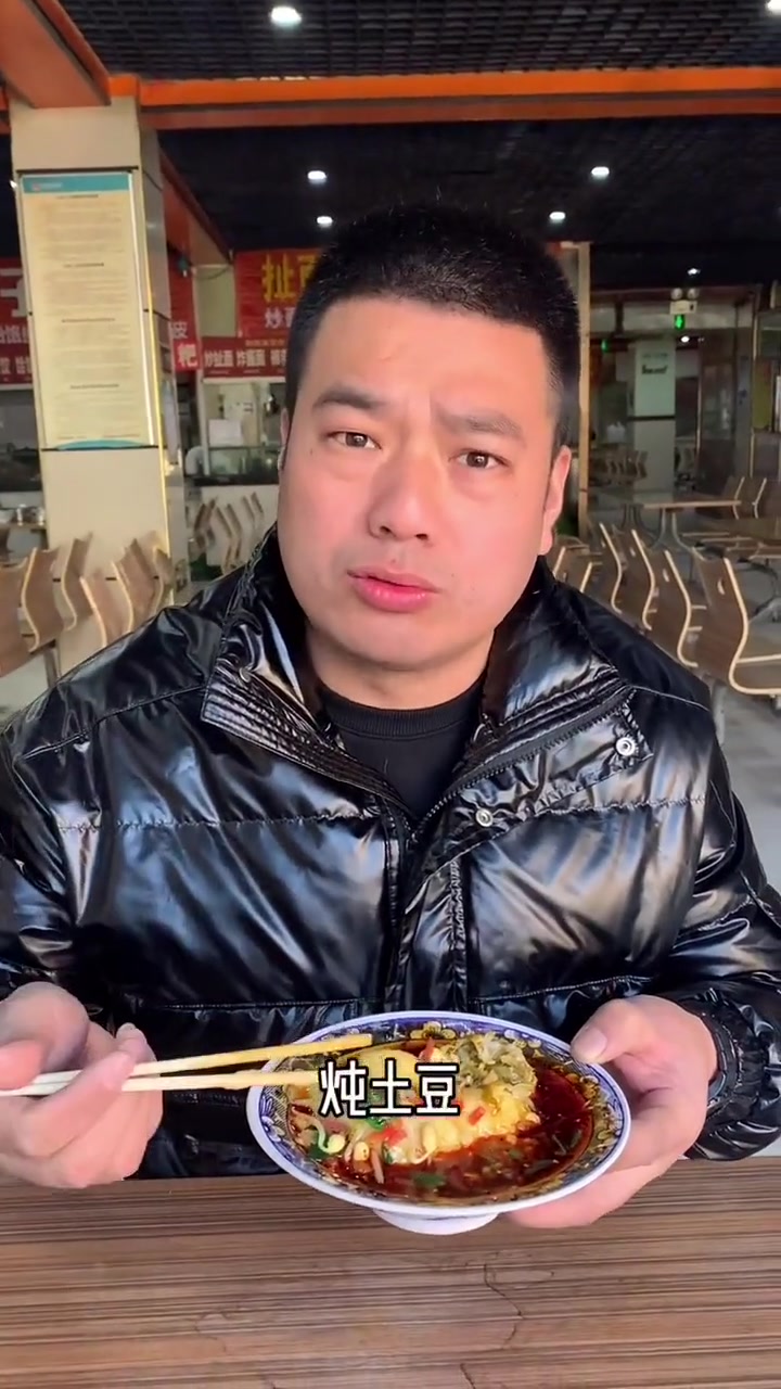大家都吃过炒土豆丝,炖土豆,炸土豆,肯定没吃过砸土豆吧!又一个特色美食,土豆糍粑!