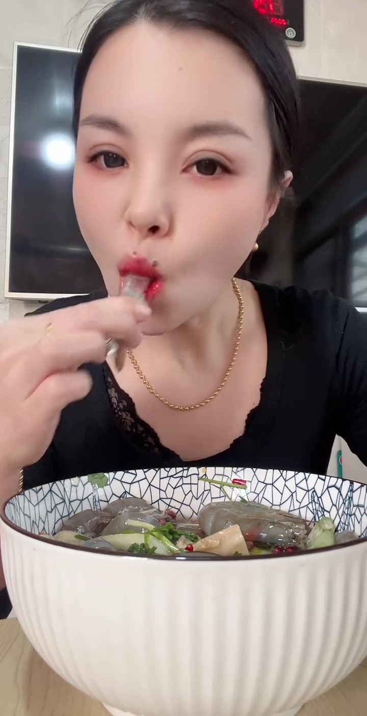 今晚四个菜鲁虾煎镰刀鱼还有泡土豆超香