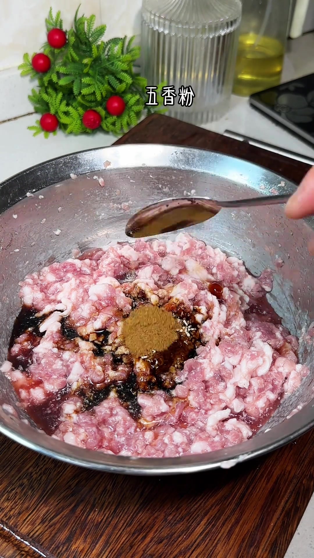 猪肉韭菜馅饺子这样调，鲜嫩又多汁