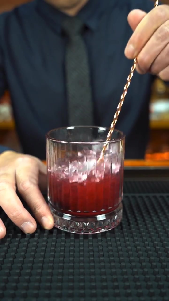 黑美人（水果鸡尾酒）：酸甜口味、简单又好喝，在家就可以调制