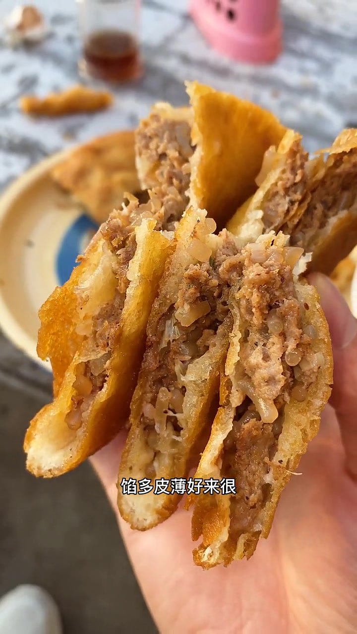 一个脆皮的牛肉炸肉盒,而且还有辣味的~值得一试~