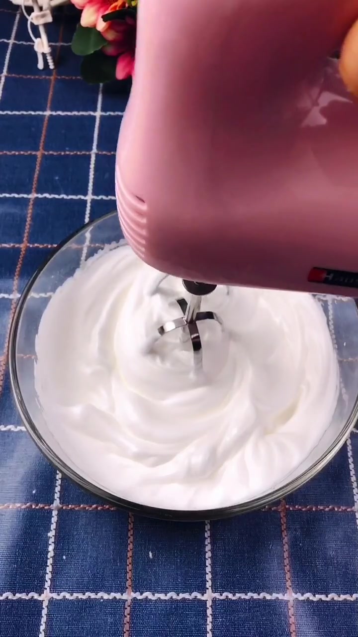 草莓冰淇淋蛋糕的食材和用量。6寸戚风蛋糕胚鸡蛋2个（每个带皮大约65克）、玉米油20克、纯