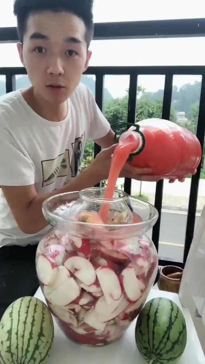 做四川泡菜切忌别碰油,现在的天气密封保存一个礼拜即可食用如果没有泡菜母水可以加纯净水和少许