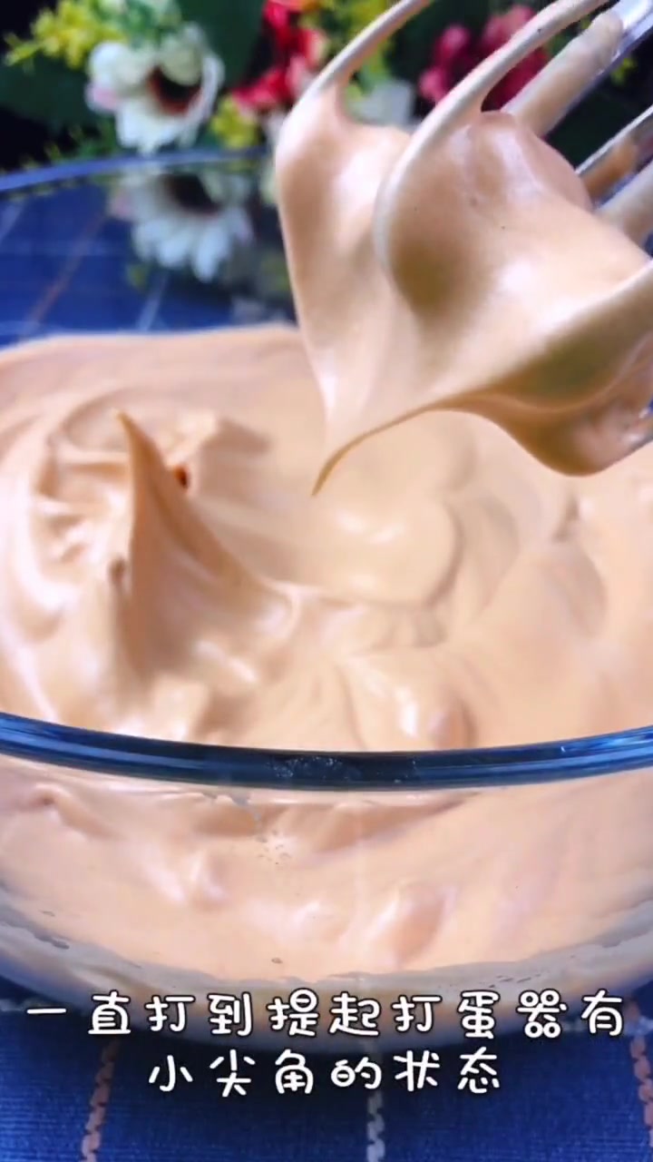 红糖全麦开花蛋糕的食材和用量鸡蛋2个(带皮每个大约65克左右)纯牛奶20克玉米油20克红糖