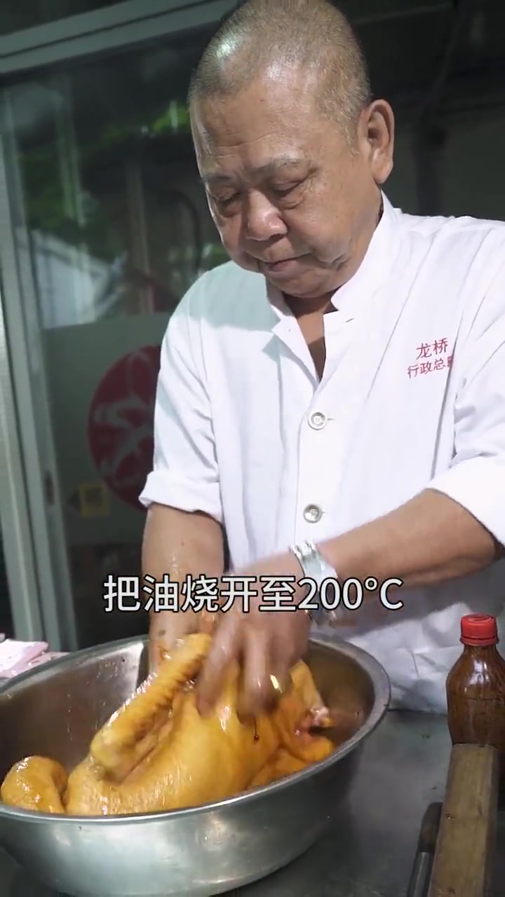 今天坤叔教大家做一道传统顺德名菜——「甘香豉酒鹅」