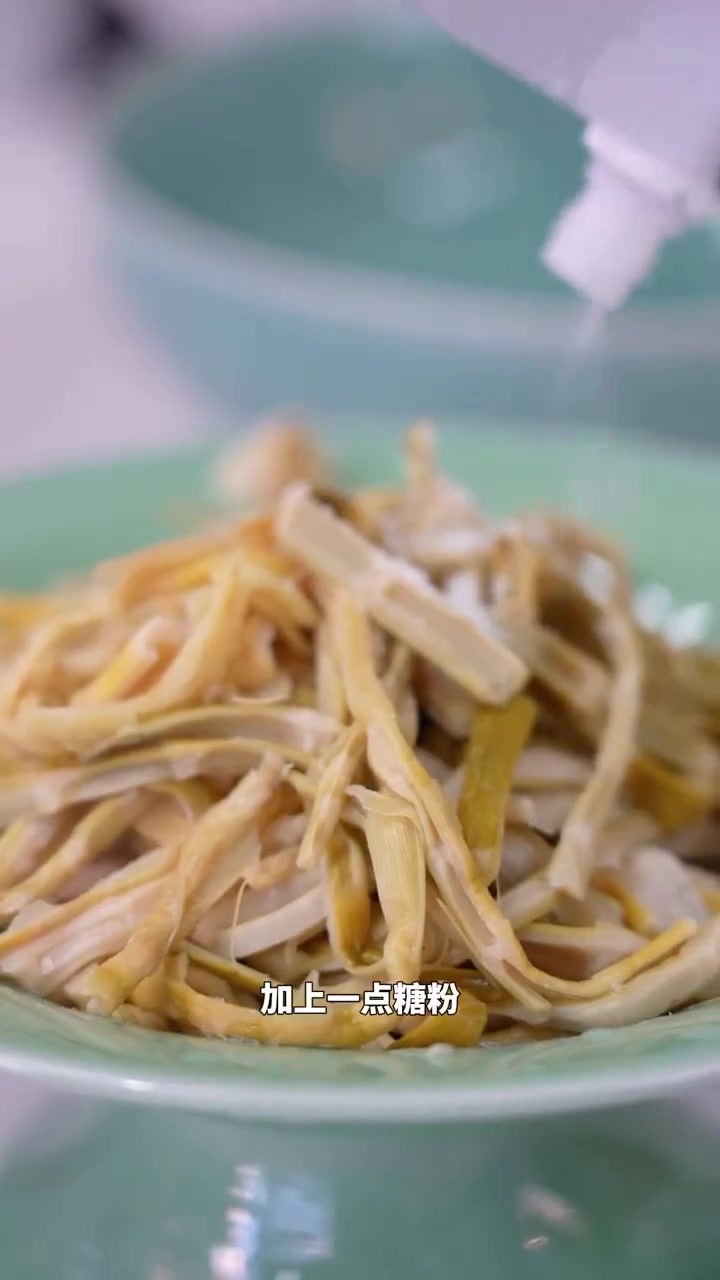 高温没食欲？老宁波的夏日凉拌秘籍来了！这三道菜一上桌，米饭直接遭殃！凉拌鸡丝青瓜、糖醋烤带
