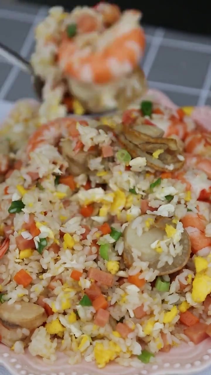 这样做炒饭好吃极了，你也来一份吗？