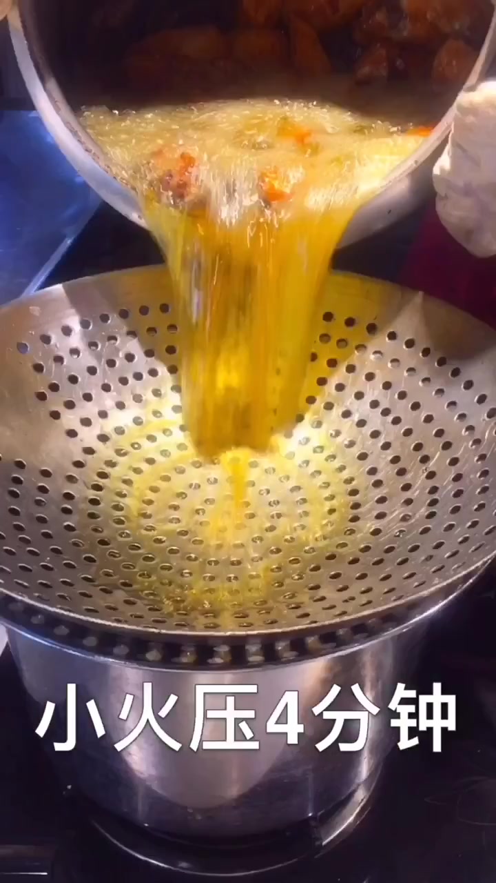 传统东北压锅老菜一道:嘎吧锅鸡翅地瓜!感谢老铁支持!