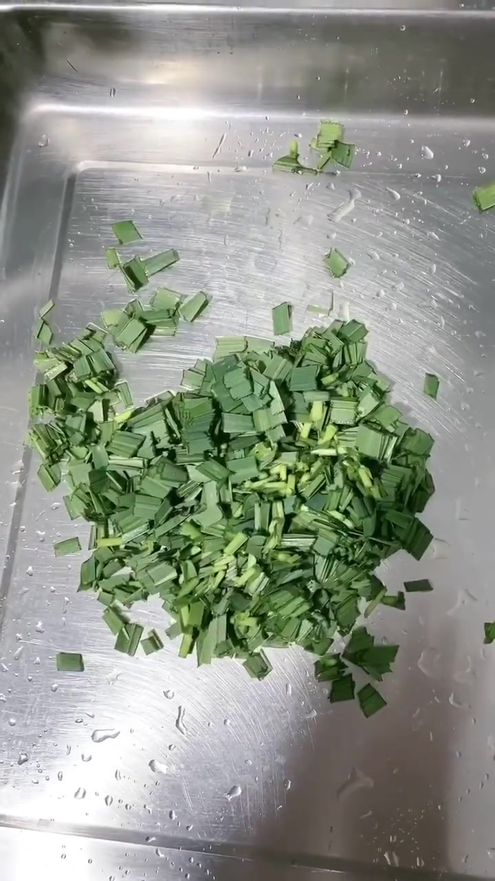 麦子和韭菜炒鸡蛋